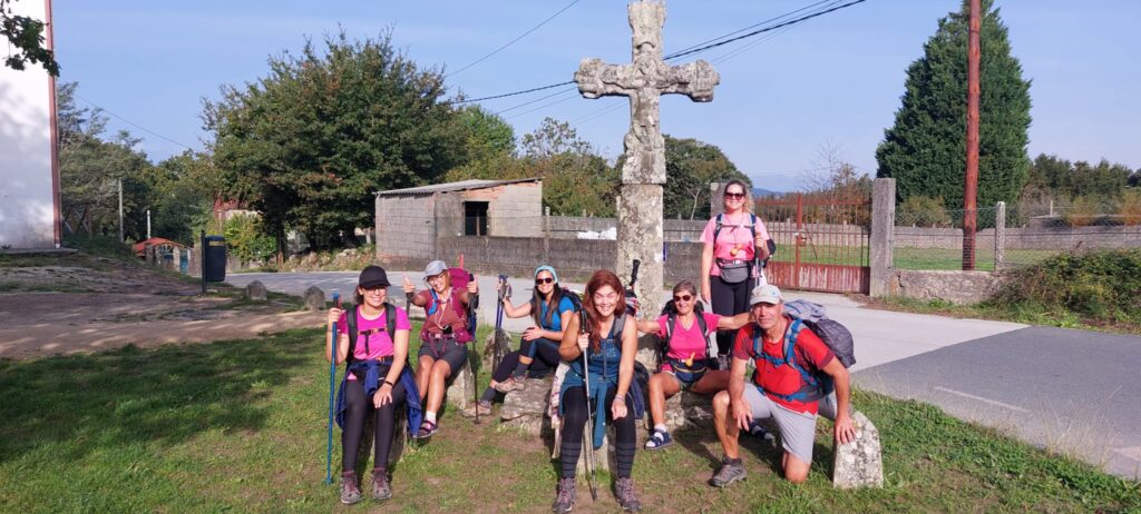 caminho de Santiago 4 group in front of cross